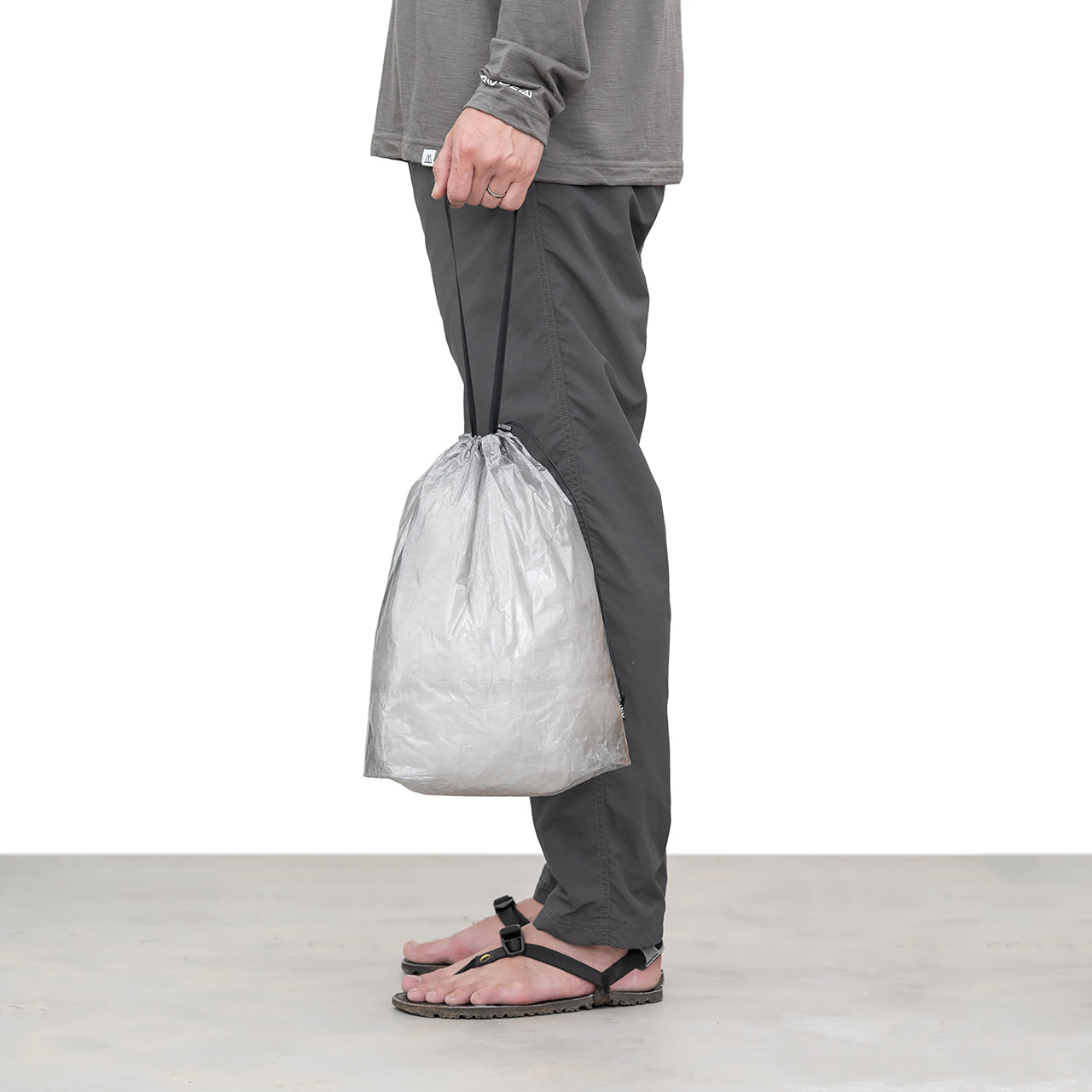 RIDGE MOUNTAIN GEAR Stuff Sack スタッフサック テープを持って提げた使用例（公式画像） - 山道具とULギアのお店 Ascend Lite