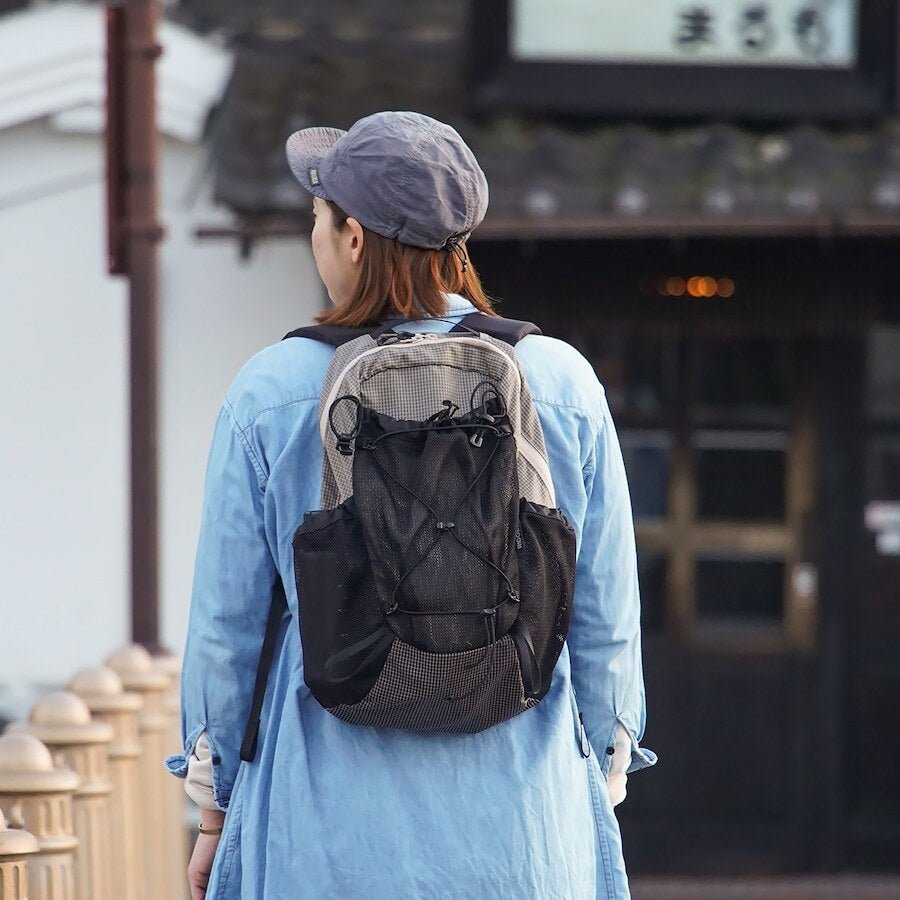 RIDGE MOUNTAIN GEAR One Mile MP ワンマイルMP 街並みを背景に背負った後ろ姿の使用シーン（公式画像） - 山道具とULギアのお店 Ascend Lite