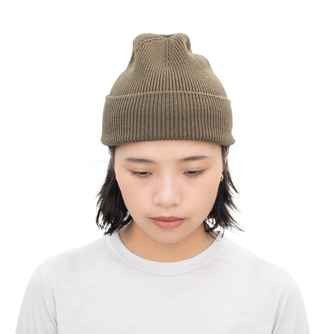 RIDGE MOUNTAIN GEAR Merino PlaX Beanie メリノプラックスビーニー Olive Driftwood 女性モデルをやや上から見た折り返し着用時のトップ部分（公式画像） - 山道具とULギアのお店 Ascend Lite