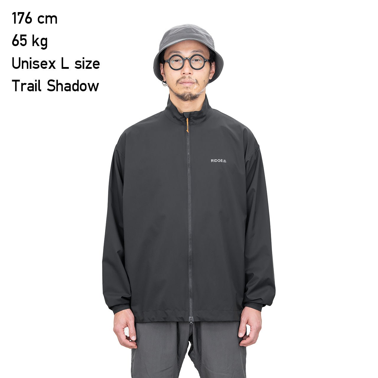 RIDGE MOUNTAIN GEAR Enough Shell Jacket イナフシェルジャケット Trail Shadow 身長176cm・体重65kg・Unisex Lサイズ着用の全身正面 サイズ表記入り（公式画像） - 山道具とULギアのお店 Ascend Lite