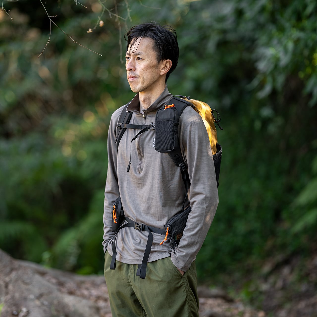 RIDGE MOUNTAIN GEAR Chest Increase チェストインクリース バックパックのショルダーハーネスに装着した使用シーン（公式画像） - 山道具とULギアのお店 Ascend Lite