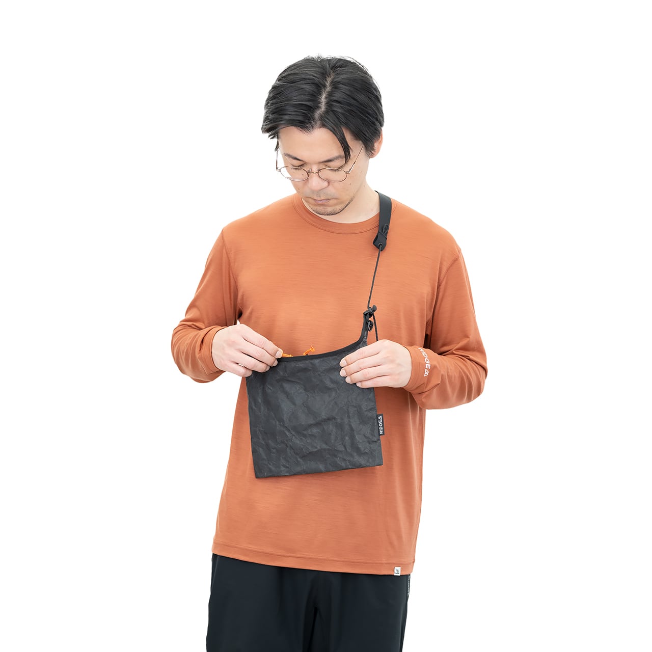 RIDGE MOUNTAIN GEAR Sacoche サコッシュ 着用例 胸の前でファスナーを開閉（Charcoal Grey・公式画像） - 山道具とULギアのお店 Ascend Lite