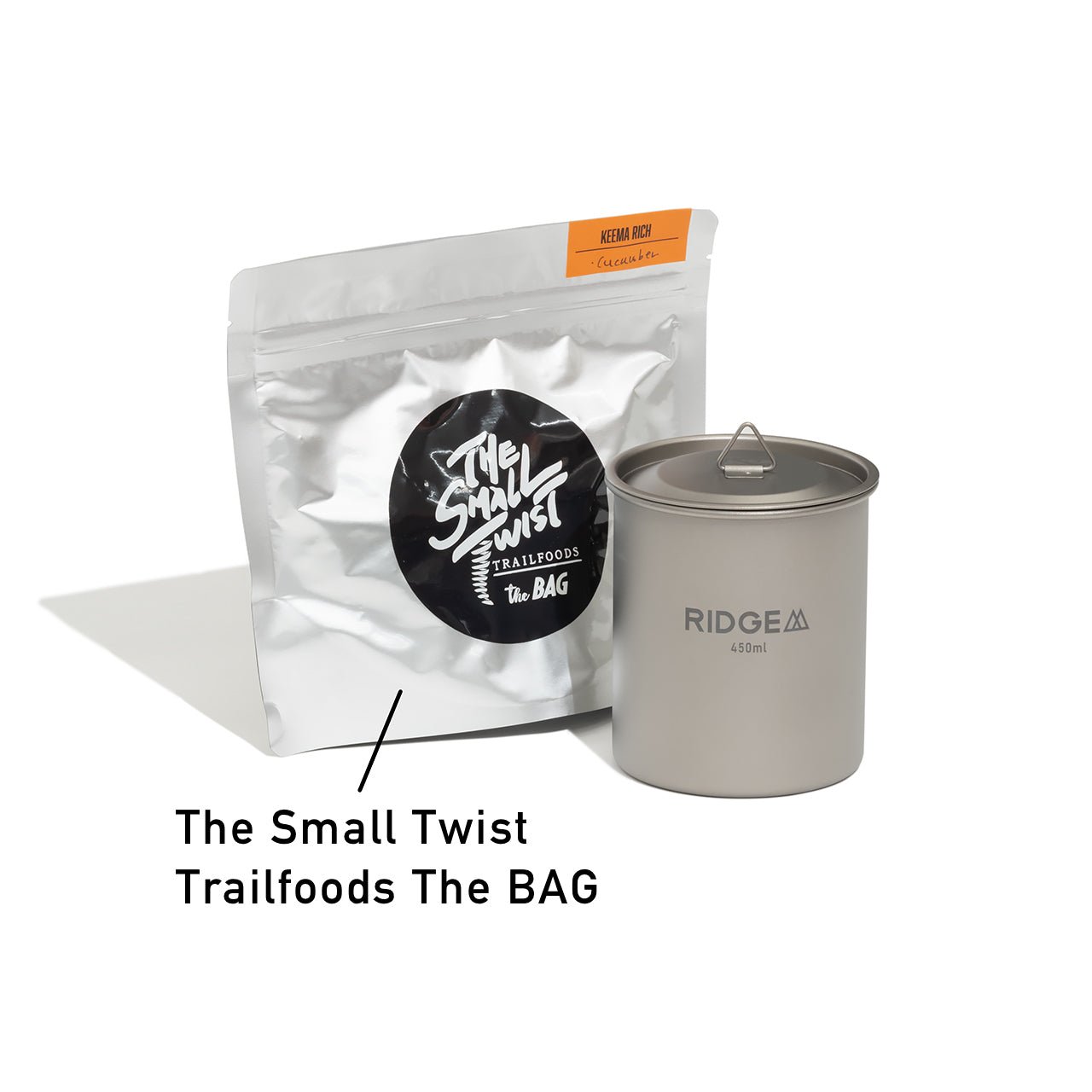 RIDGE MOUNTAIN GEAR Titanium Mug 450ml チタンマグ450ml フリーズドライ食品のパウチと並べて大きさを比べた説明図（公式画像） - 山道具とULギアのお店 Ascend Lite