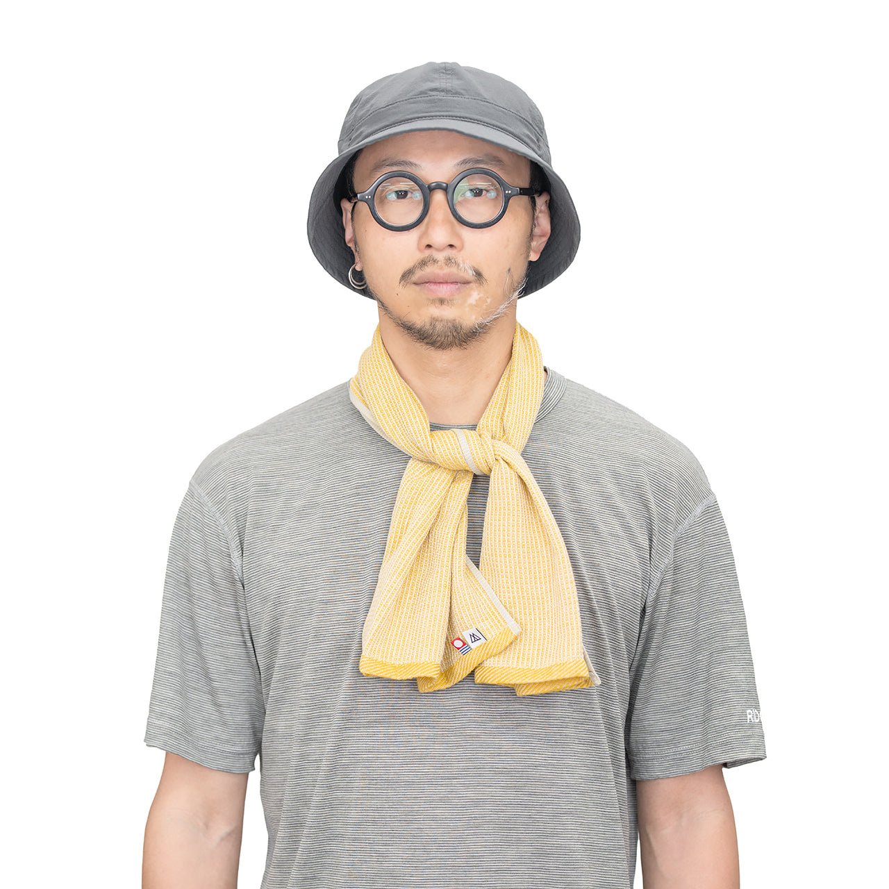 RIDGE MOUNTAIN GEAR Waffle Neck Wrap Towel ワッフルネックラップタオル Dry Wheat を首に巻いて前で結んだ男性の着用例（公式画像） - 山道具とULギアのお店 Ascend Lite