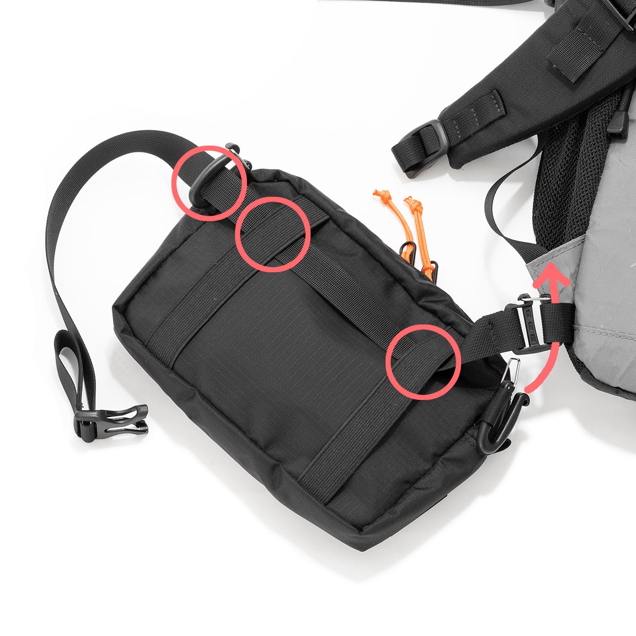 RIDGE MOUNTAIN GEAR Side Increase サイドインクリース 背面のフックとウェビングループの通し位置を赤丸と矢印で示した取り付け解説図（公式画像） - 山道具とULギアのお店 Ascend Lite