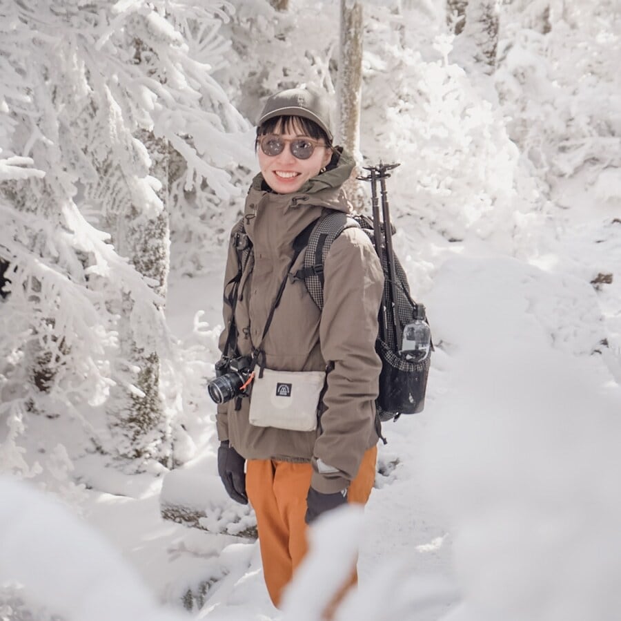 RIDGE MOUNTAIN GEAR Travel Pouch Plus トラベルポーチプラス 樹氷の山道での使用シーン（公式画像） - 山道具とULギアのお店 Ascend Lite