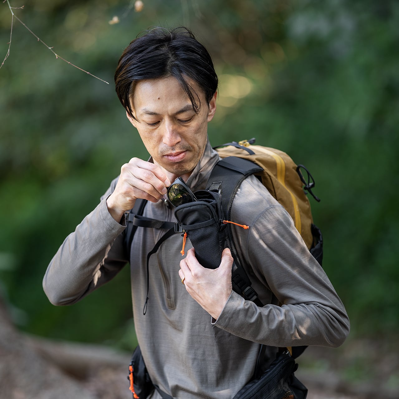 RIDGE MOUNTAIN GEAR Chest Increase チェストインクリース 装着したままサングラスを出し入れする使用シーン（公式画像） - 山道具とULギアのお店 Ascend Lite