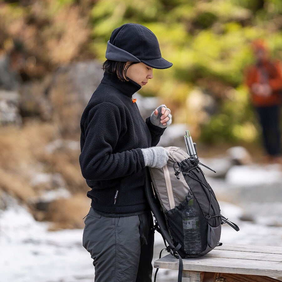 RIDGE MOUNTAIN GEAR One Mile MP ワンマイルMP 背負ったままサイドポケットからボトルを取り出す様子（公式画像） - 山道具とULギアのお店 Ascend Lite