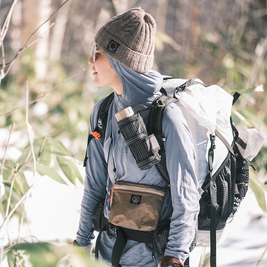 RIDGE MOUNTAIN GEAR Travel Pouch Plus トラベルポーチプラス バックパックのショルダーに付けて歩く使用シーン（公式画像） - 山道具とULギアのお店 Ascend Lite