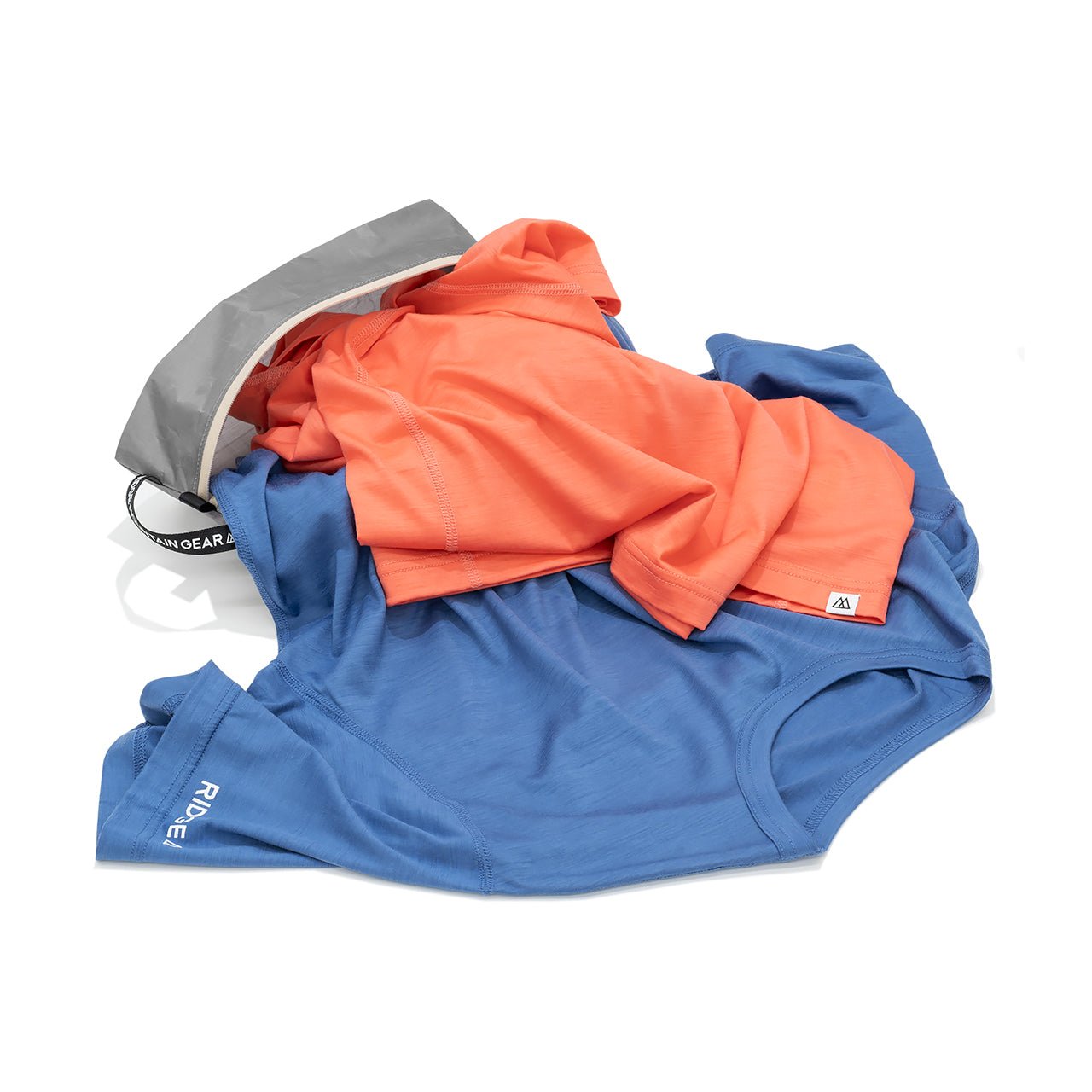 RIDGE MOUNTAIN GEAR Case L ケースL Nickel Grey 本体の開口部からTシャツ2枚を取り出したパッキング例（公式画像） - 山道具とULギアのお店 Ascend Lite
