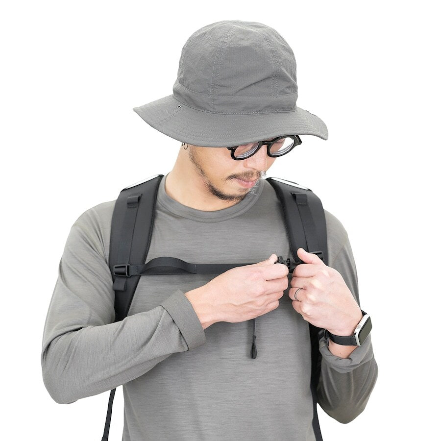 RIDGE MOUNTAIN GEAR One Mile MP ワンマイルMP 背負ったまま胸元でチェストストラップのバックルを留める着用シーン（公式画像） - 山道具とULギアのお店 Ascend Lite
