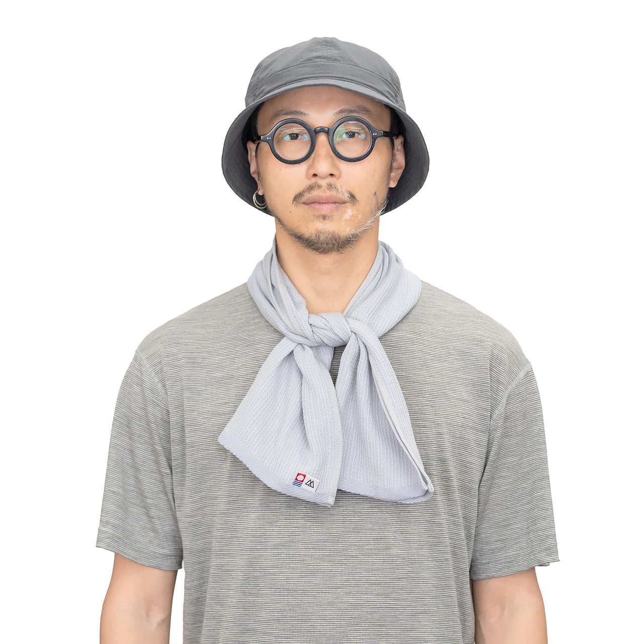 RIDGE MOUNTAIN GEAR Waffle Neck Wrap Towel ワッフルネックラップタオル Fog Blue を首に巻いた着用例（公式画像） - 山道具とULギアのお店 Ascend Lite