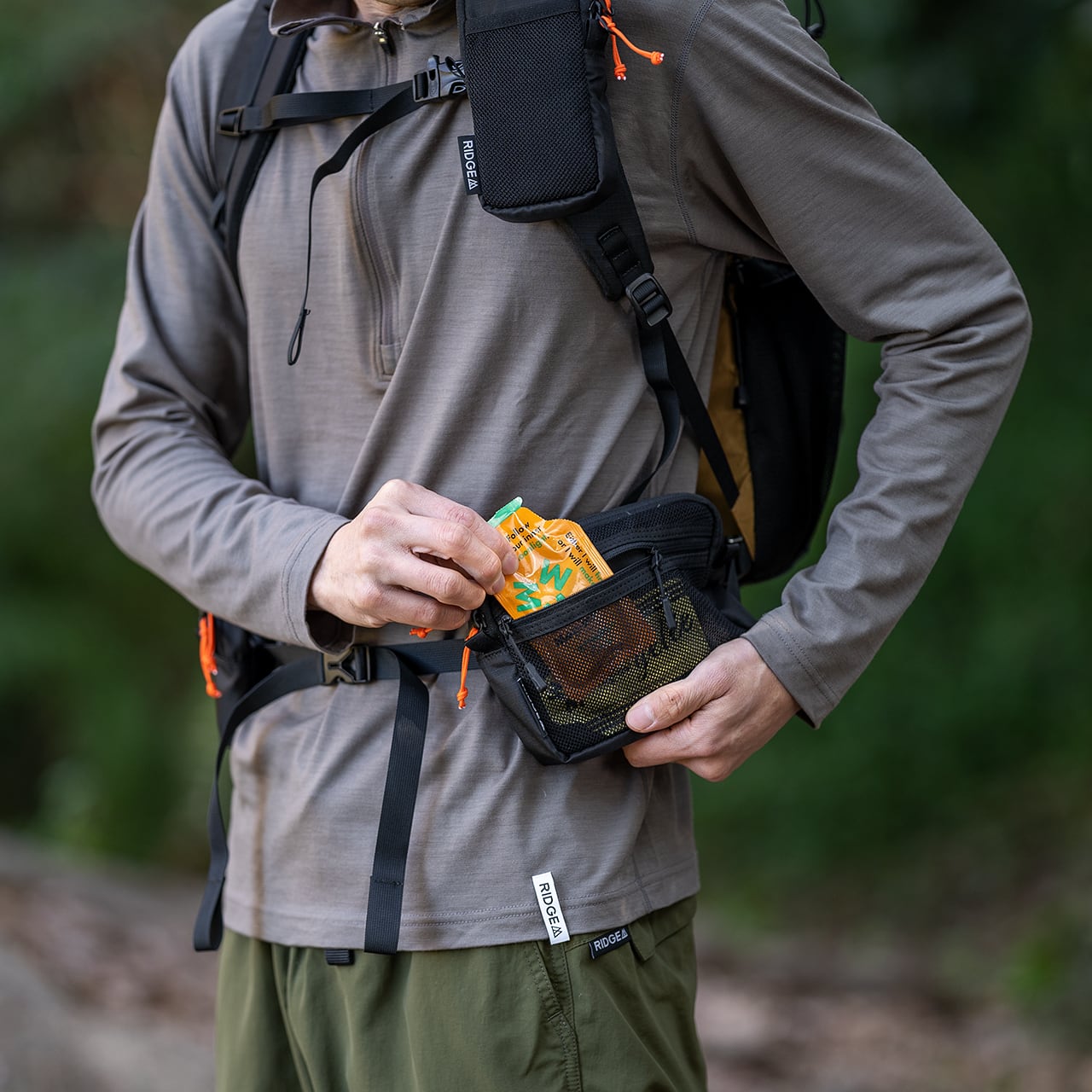 RIDGE MOUNTAIN GEAR Side Increase サイドインクリース 行動食を取り出す様子（公式画像） - 山道具とULギアのお店 Ascend Lite