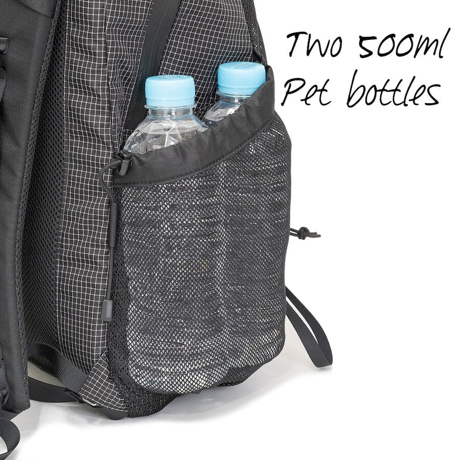 RIDGE MOUNTAIN GEAR One Mile MP ワンマイルMP サイドポケットに500mlペットボトル2本を収納した状態（公式画像） - 山道具とULギアのお店 Ascend Lite