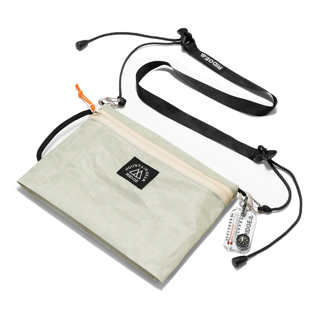 RIDGE MOUNTAIN GEAR Therm-o-compass サーモコンパス サコッシュのジッパープルに取り付けた使用例（公式画像） - 山道具とULギアのお店 Ascend Lite