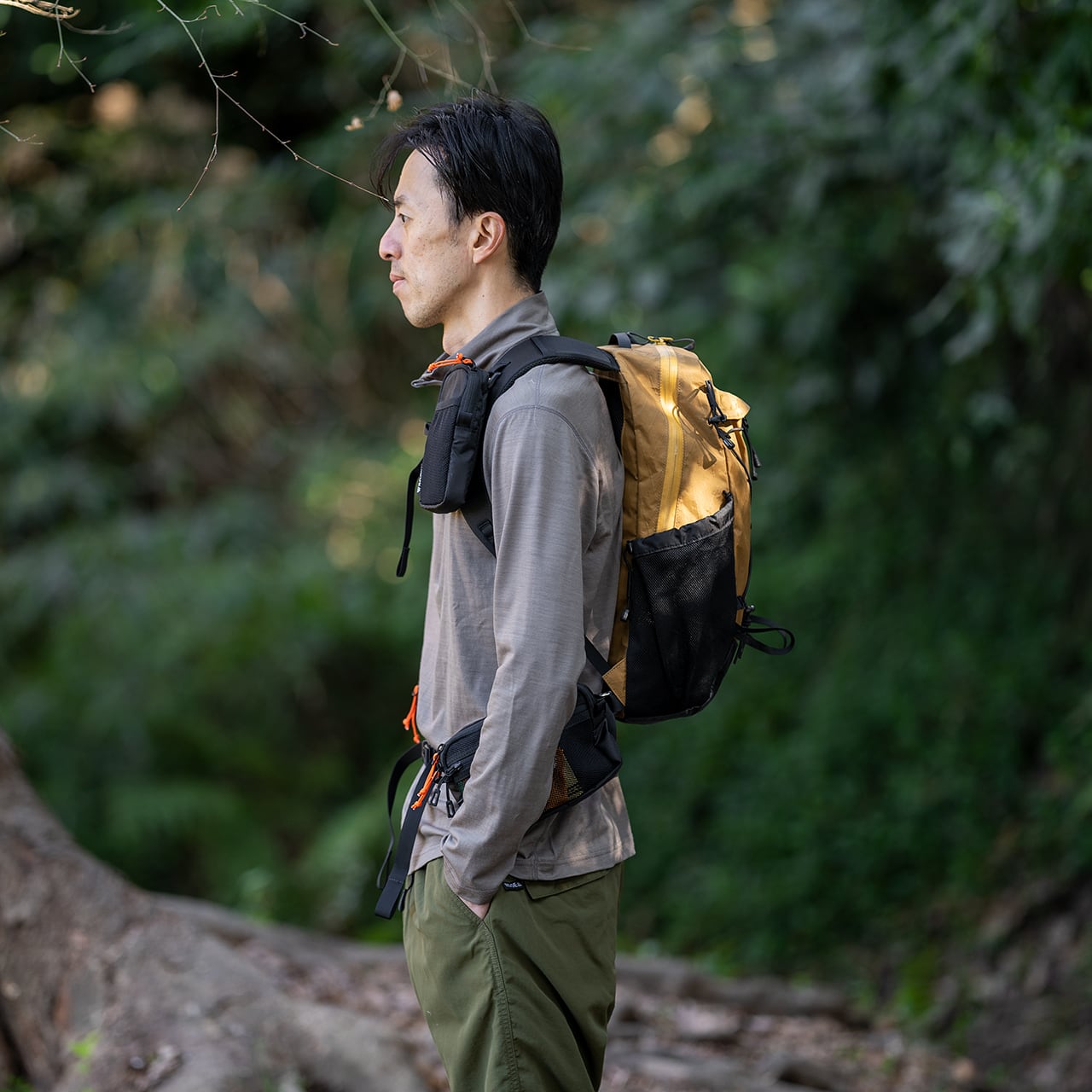 RIDGE MOUNTAIN GEAR Chest Increase チェストインクリース バックパックのショルダーハーネスに装着して背負った使用シーン（横向き）（公式画像） - 山道具とULギアのお店 Ascend Lite