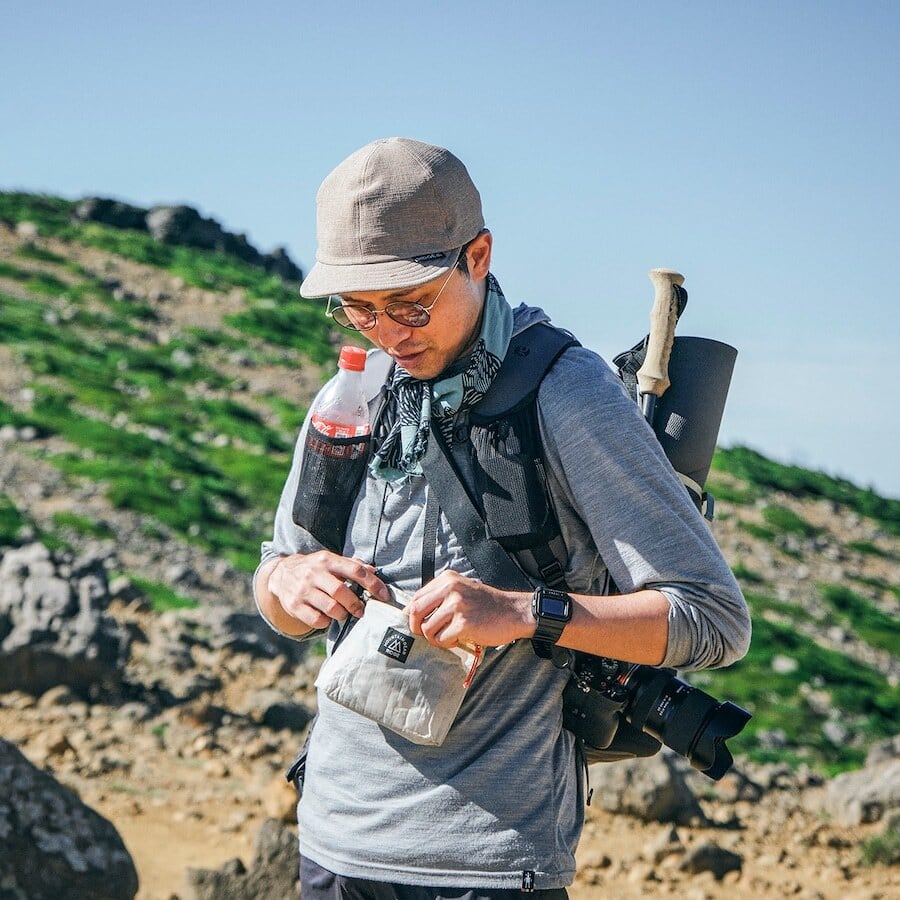 RIDGE MOUNTAIN GEAR Travel Pouch Plus トラベルポーチプラス 胸元に付けて行動中に使う使用シーン（稜線）（公式画像） - 山道具とULギアのお店 Ascend Lite