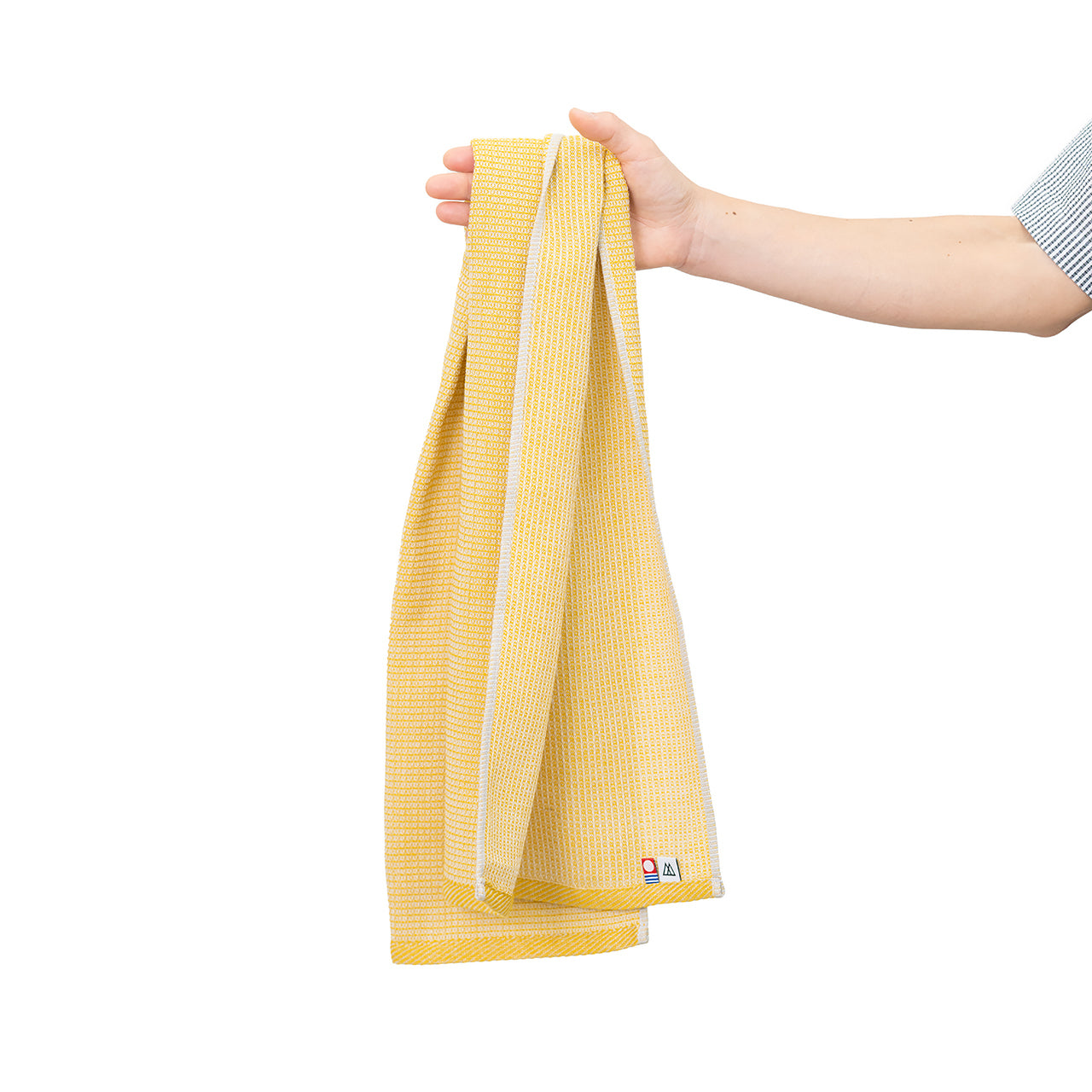 RIDGE MOUNTAIN GEAR Waffle Neck Wrap Towel ワッフルネックラップタオル Dry Wheat を手で提げて広げた状態（公式画像） - 山道具とULギアのお店 Ascend Lite