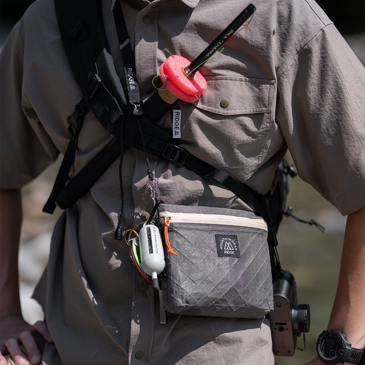 RIDGE MOUNTAIN GEAR Travel Pouch Plus トラベルポーチプラス バックパックのショルダーハーネスに取り付けた使用シーン（公式画像） - 山道具とULギアのお店 Ascend Lite