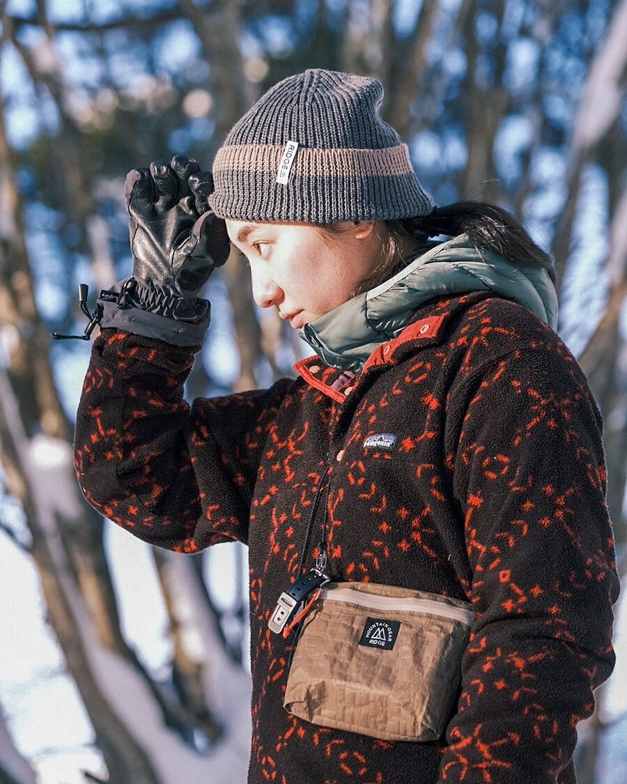 RIDGE MOUNTAIN GEAR Travel Pouch Plus トラベルポーチプラス 雪中でグローブをしたまま操作する使用シーン（公式画像） - 山道具とULギアのお店 Ascend Lite