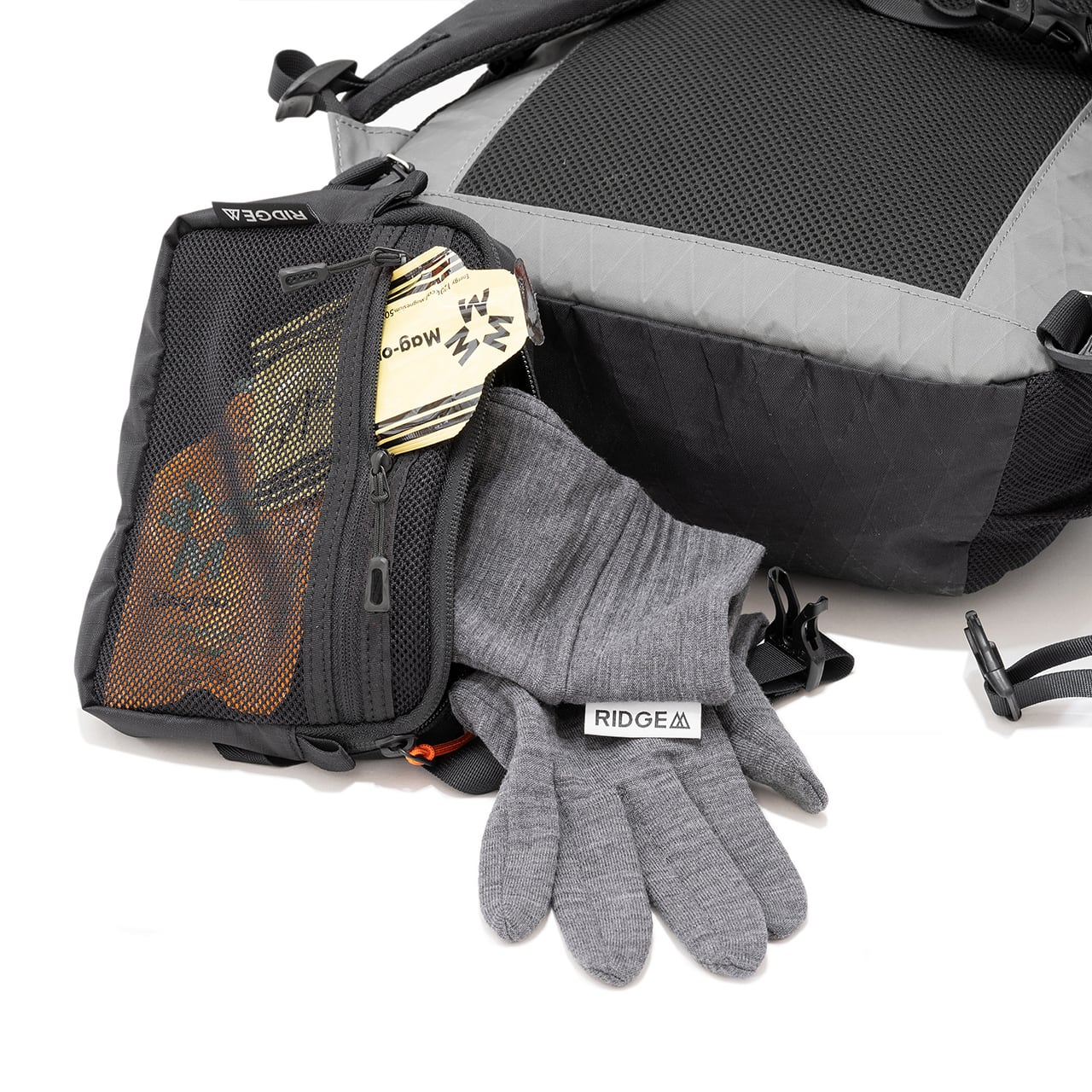 RIDGE MOUNTAIN GEAR Side Increase サイドインクリース バックパックと並べフロントメッシュポケットに手袋や行動食を収納した様子（公式画像） - 山道具とULギアのお店 Ascend Lite