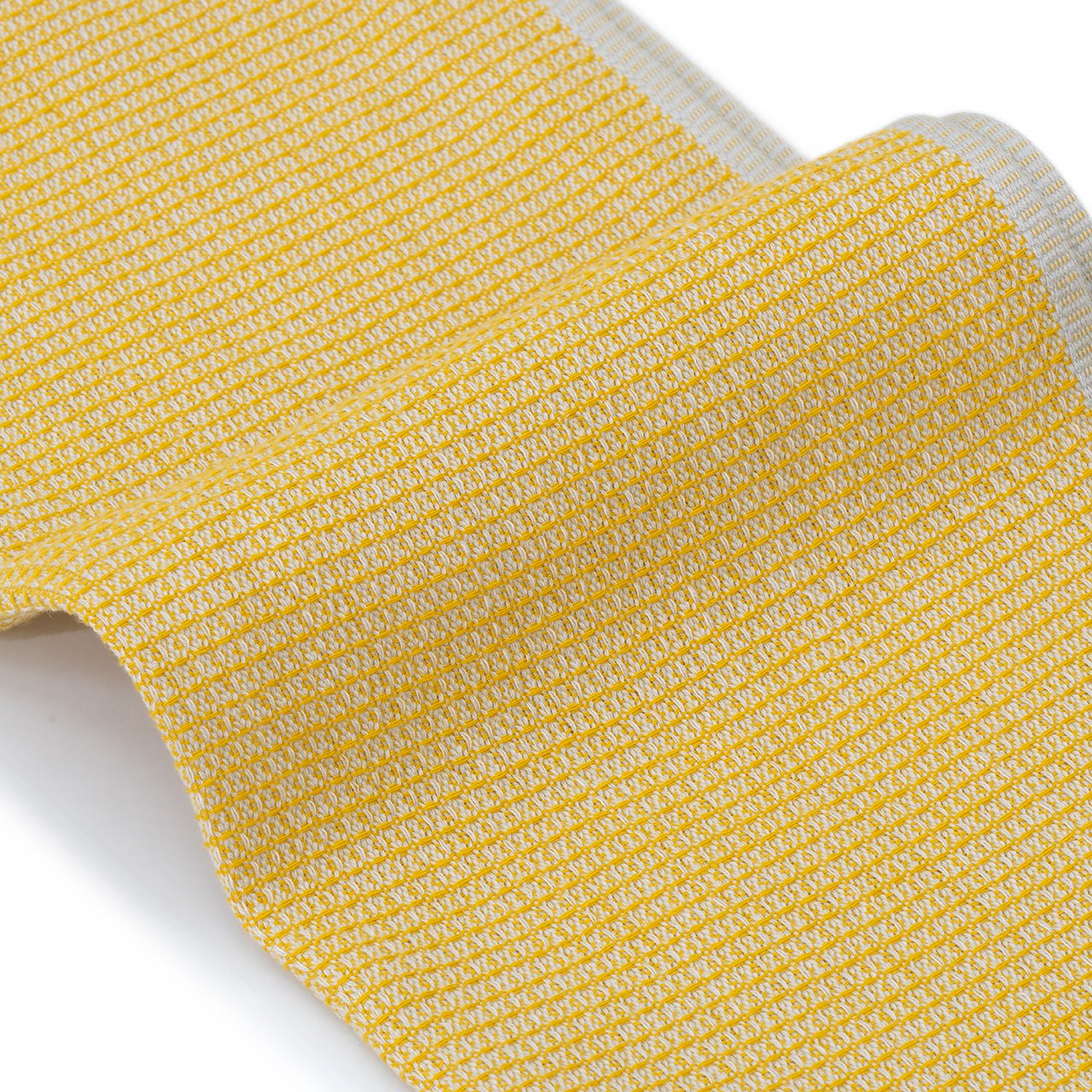 RIDGE MOUNTAIN GEAR Waffle Neck Wrap Towel ワッフルネックラップタオル Dry Wheat の綿100%ワッフル編み生地の凹凸を捉えたクローズアップ（公式画像） - 山道具とULギアのお店 Ascend Lite