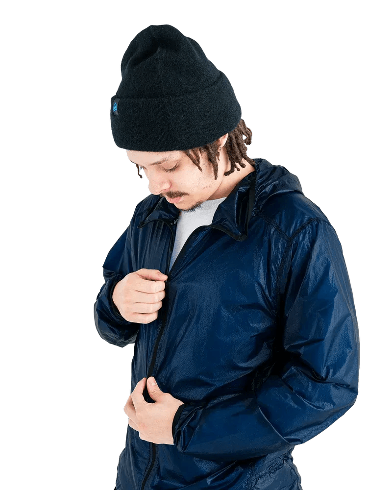 Zpacks Ventum Wind Shell Jacket ベンタムウインドシェルジャケット Navy Blue 着用したままフルレングスのフロントジッパーを両手で操作する上半身。立ち上がった襟とインナーの白いシャツ（公式画像） - 山道具とULギアのお店 Ascend Lite