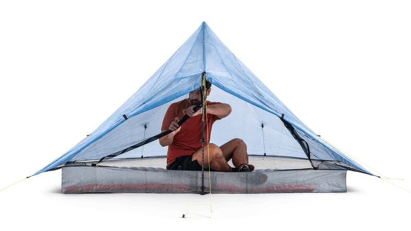 Zpacks Plex Solo Pro Tent プレックスソロプロテント Blue 正面から見た室内 - ストームドアを開け、マットの上に座った人がトレッキングポールを扱う様子でピーク高132cmの頭上空間がわかる（公式画像） - 山道具とULギアのお店 Ascend Lite