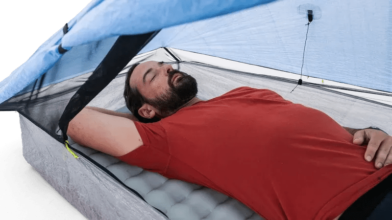 Zpacks Plex Solo Pro Tent プレックスソロプロテント Blue 室内の頭側の接写 - エアマットに横になった人の頭上クリアランスと、防虫ネットのダブルLジッパー、天井から下がるギアループ（公式画像） - 山道具とULギアのお店 Ascend Lite