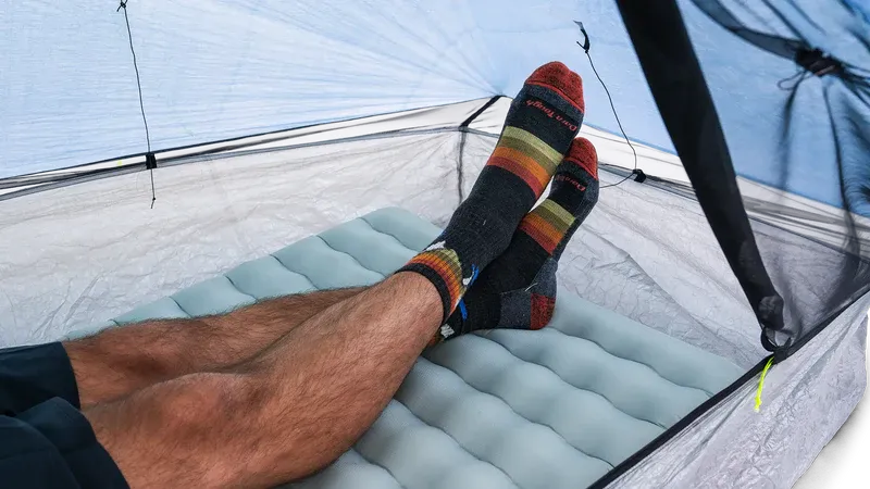 Zpacks Plex Solo Pro Tent プレックスソロプロテント Blue 室内 - 足元側から見たバスタブフロアとエアマット - 山道具とULギアのお店 Ascend Lite