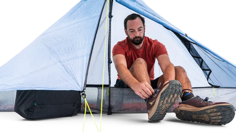 Zpacks Plex Solo Pro Tent プレックスソロプロテント Blue 入口 - 前室に腰掛けて靴を履く様子 - 山道具とULギアのお店 Ascend Lite