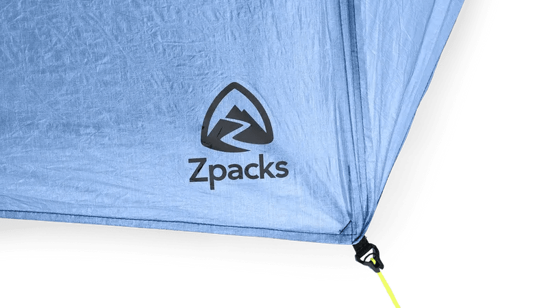 Zpacks Plex Solo Pro Tent プレックスソロプロテント Blue キャノピー裾の接写 - Zpacksのロゴプリントと、裾角のラインロック付き黄色ガイライン、DCFの繊維模様がわかる（公式画像） - 山道具とULギアのお店 Ascend Lite