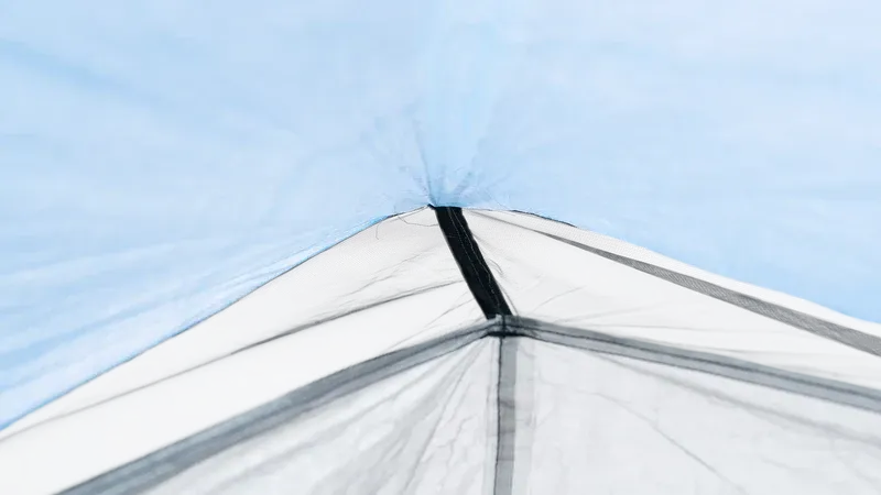 Zpacks Plex Solo Pro Tent プレックスソロプロテント Blue 室内から見上げた頂点 - ポール頂部とテープ処理されたシーム - 山道具とULギアのお店 Ascend Lite