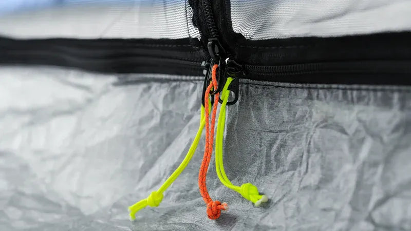Zpacks Plex Solo Pro Tent プレックスソロプロテント 入口の拡大 - YKK #3ジッパーのスライダーと色分けされたジッパープル - 山道具とULギアのお店 Ascend Lite