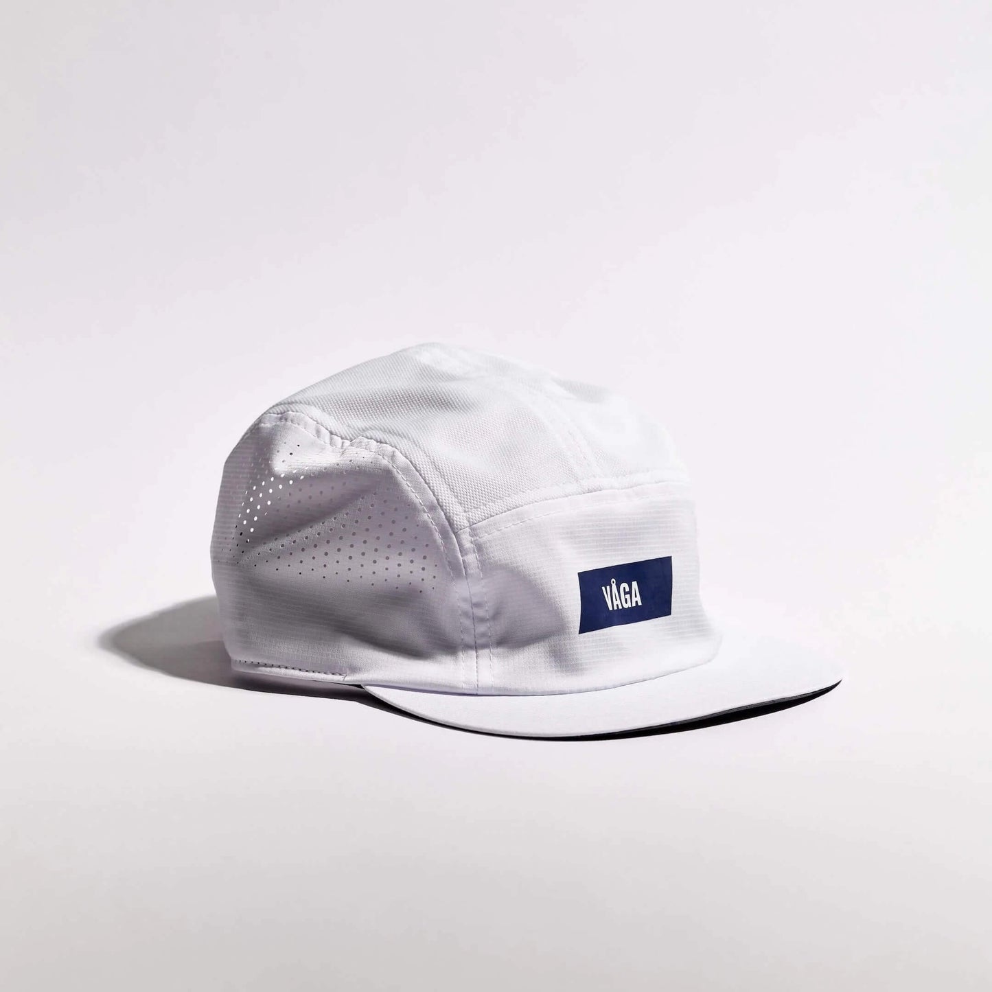 VAGA Feather Racing Cap フェザーレーシングキャップ ホワイト 斜め前（公式画像） - サイドパネルに密集したパンチングの通気ホールと目の細かいパフォーマンス生地の質感 - 山道具とULギアのお店 Ascend Lite