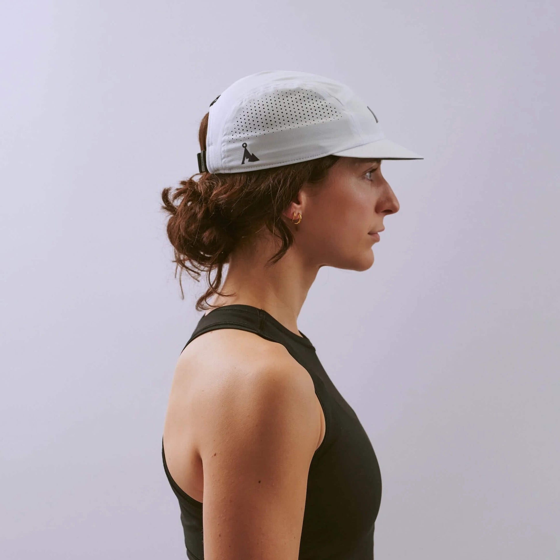 VAGA Feather Racing Cap フェザーレーシングキャップ ホワイト 着用イメージ 真横（公式画像） - 前下がりのショートレーシングピークとサイドパネルの通気ホール、頭に沿う浅いクラウン - 山道具とULギアのお店 Ascend Lite