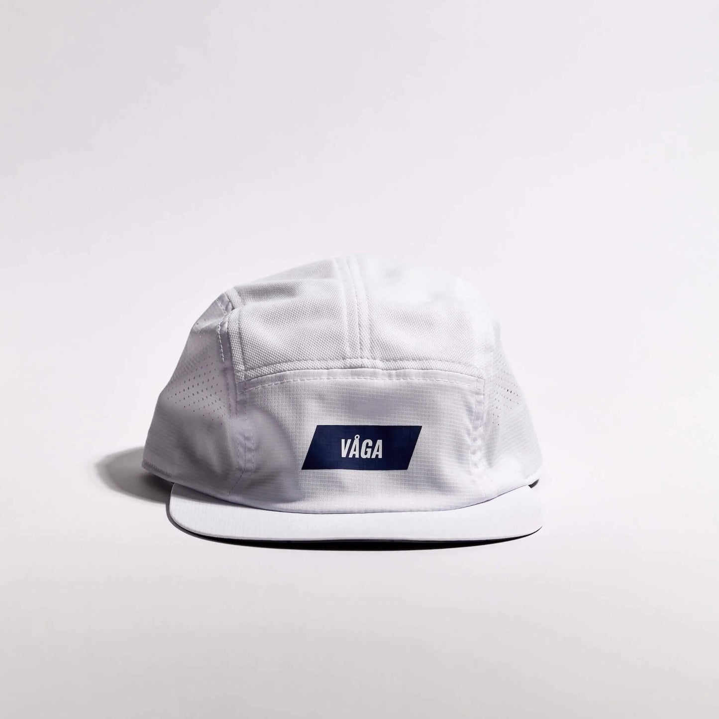 VAGA Feather Racing Cap フェザーレーシングキャップ ホワイト 正面（公式画像） - 白一色の5パネルクラウンとネイビーのVAGAラベル、前下がりのショートレーシングピーク - 山道具とULギアのお店 Ascend Lite