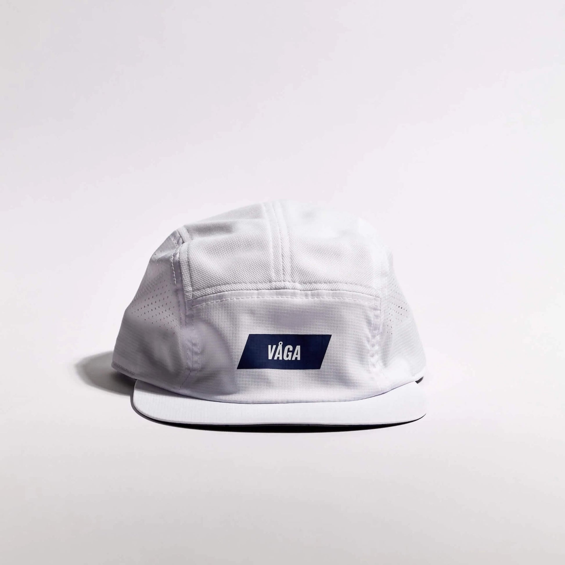 VAGA Feather Racing Cap フェザーレーシングキャップ ホワイト 正面（公式画像） - 白一色の5パネルクラウンとネイビーのVAGAラベル、前下がりのショートレーシングピーク - 山道具とULギアのお店 Ascend Lite