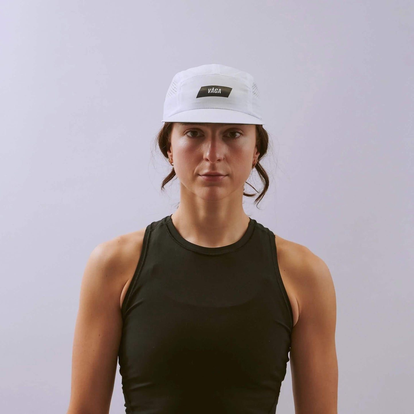 VAGA Feather Racing Cap フェザーレーシングキャップ ホワイト 着用イメージ 正面（公式画像） - タンクトップ姿の女性、眉の上で止まる浅い被り位置とフロント中央のVAGAラベル - 山道具とULギアのお店 Ascend Lite