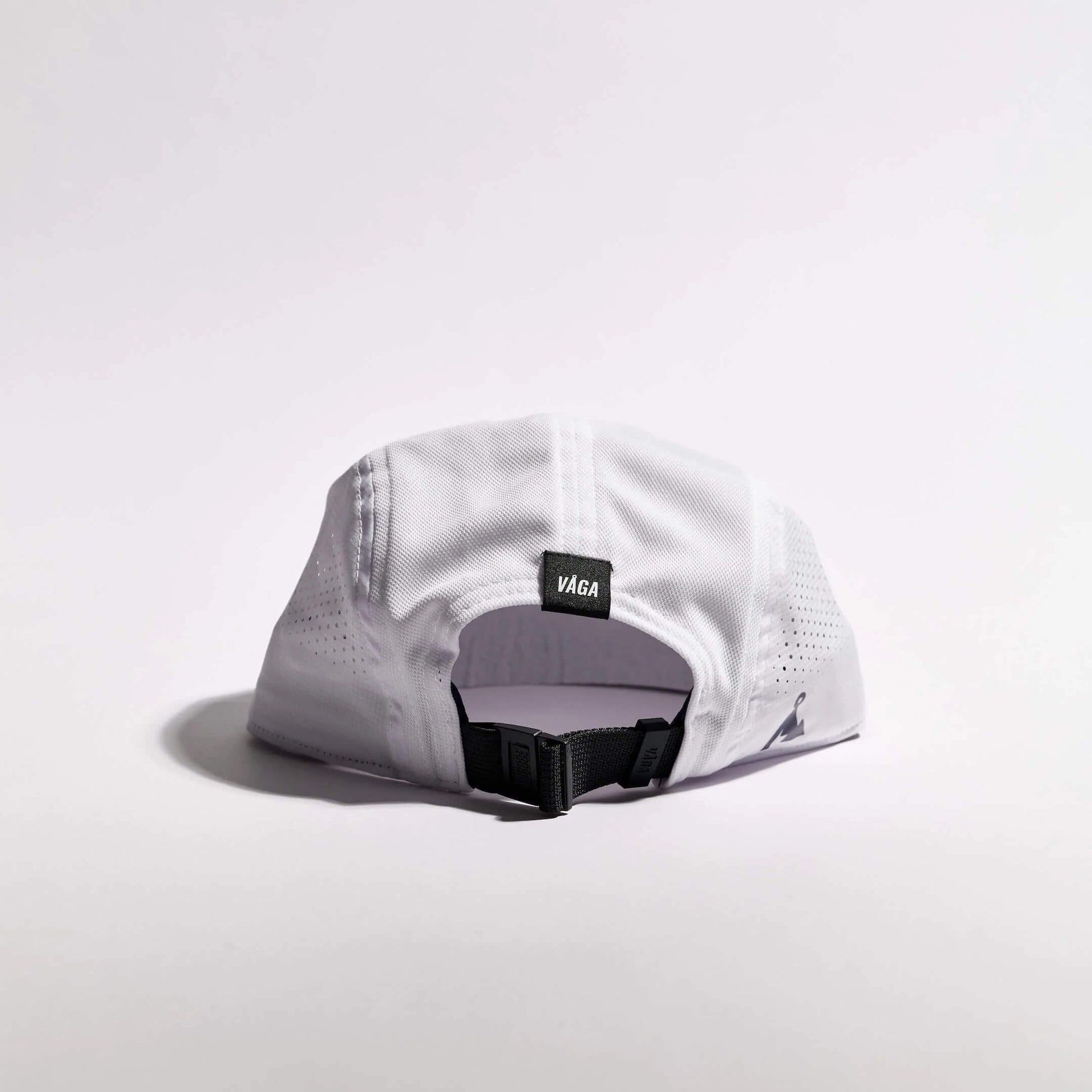 VAGA Feather Racing Cap フェザーレーシングキャップ ホワイト 背面（公式画像） - 後頭部中央のVAGAネームタグと黒い調整式バックストラップ、クイックリリース式クロージャー - 山道具とULギアのお店 Ascend Lite