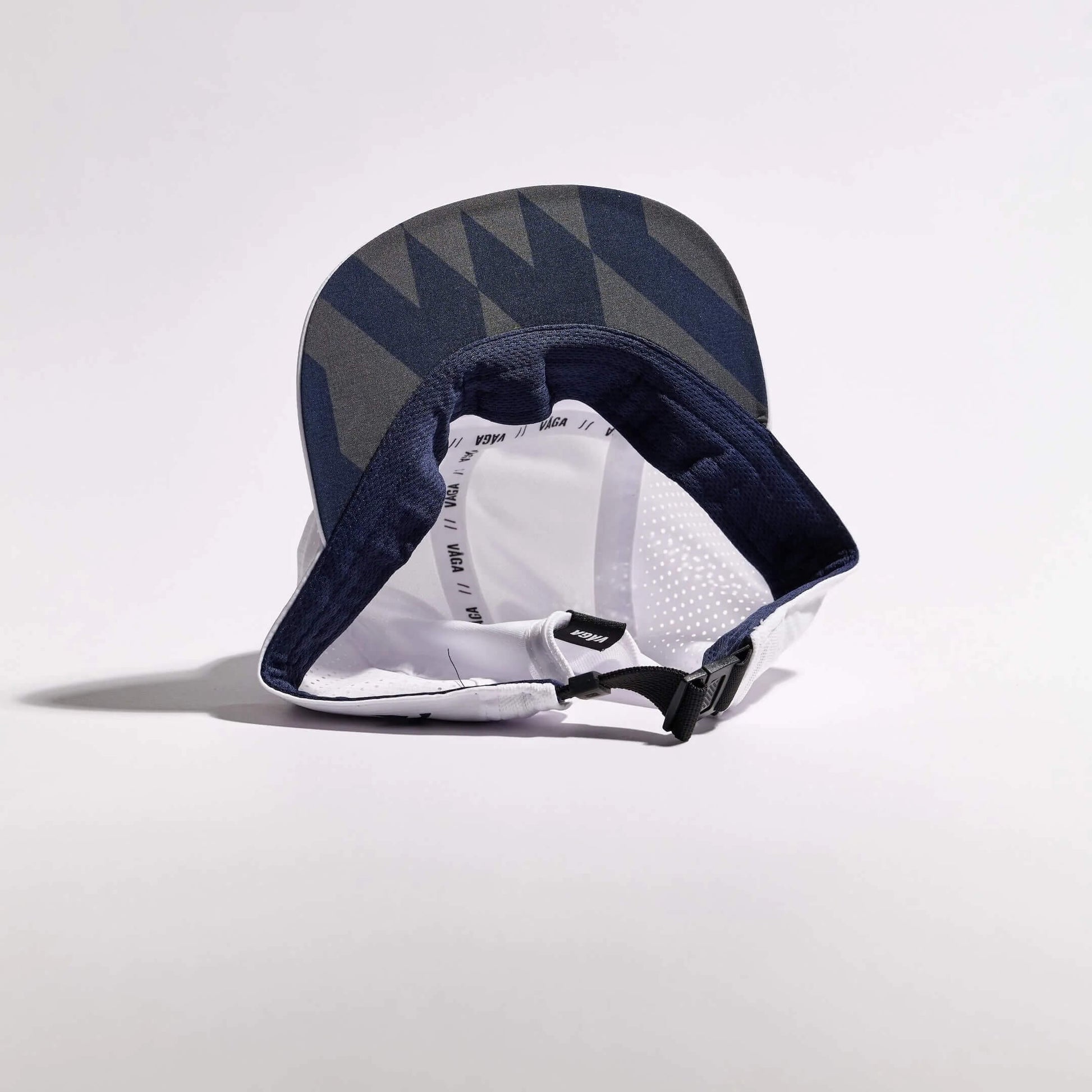 VAGA Feather Racing Cap フェザーレーシングキャップ ホワイト 内側（公式画像） - つば裏のグレーとネイビーのジグザグ柄、ネイビーの厚手パッド入り吸汗ヘッドバンドとVAGAロゴ入りの内側テープ - 山道具とULギアのお店 Ascend Lite