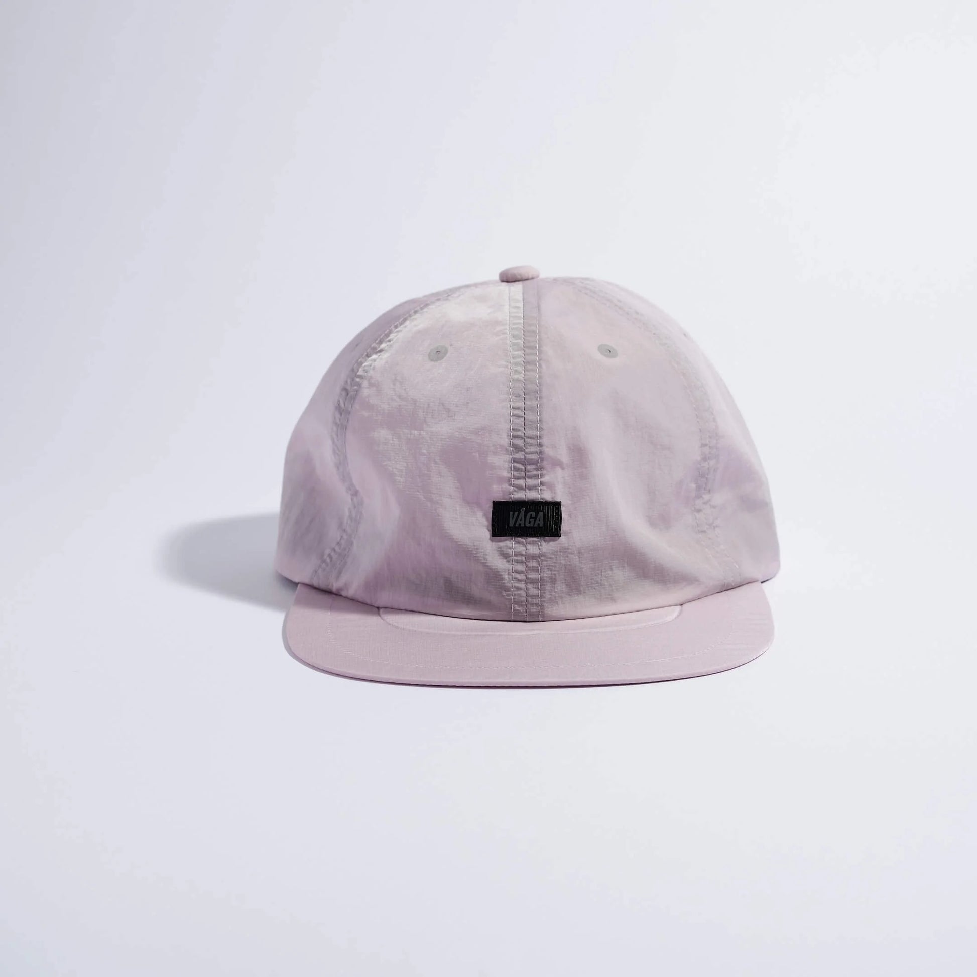 VAGA Drift Cap ドリフトキャップ ダスティライラック 正面（公式画像） - 6パネルの丸みのあるクラウンとフロント中央の黒い高密度織りVAGAラベル、フラットブリム - 山道具とULギアのお店 Ascend Lite