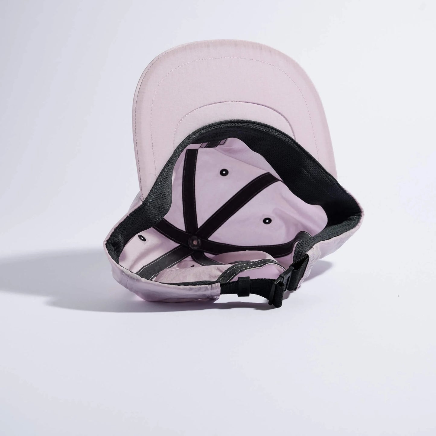 VAGA Drift Cap ドリフトキャップ ダスティライラック 内側（公式画像） - 淡いつば裏と黒いテープ状の内側シーム、吸汗ヘッドバンドと黒いクイックリリース式クロージャー - 山道具とULギアのお店 Ascend Lite