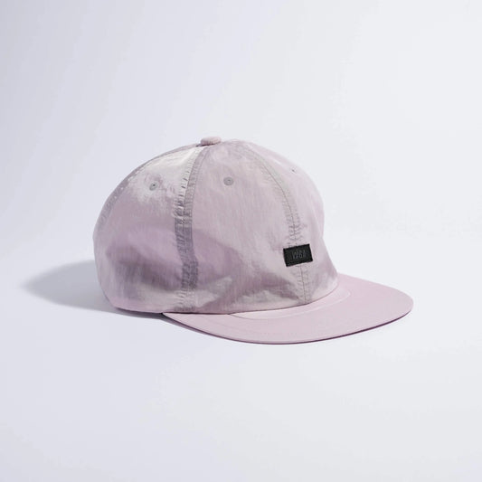 VAGA Drift Cap ドリフトキャップ ダスティライラック 斜め前（公式画像） - 光沢のあるナイロン生地と側面のレーザーカット通気ホール、水平に伸びるフラットブリム - 山道具とULギアのお店 Ascend Lite