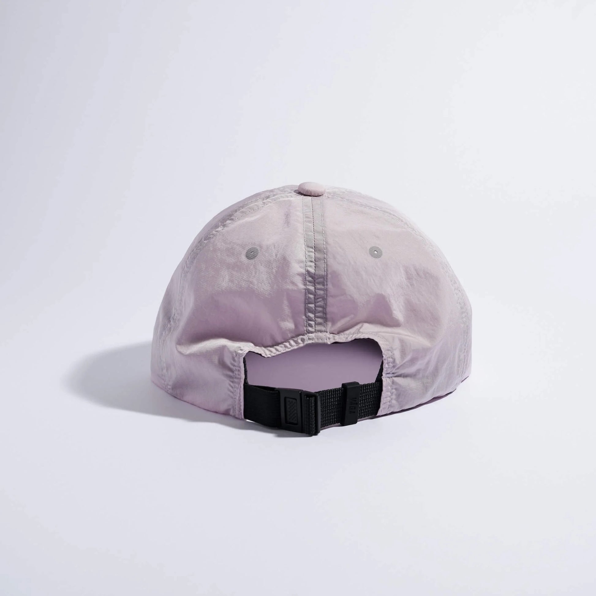 VAGA Drift Cap ドリフトキャップ ダスティライラック 背面（公式画像） - 後頭部の開口部と黒い調整式バックストラップ、6パネルの中央シームと通気ホール - 山道具とULギアのお店 Ascend Lite
