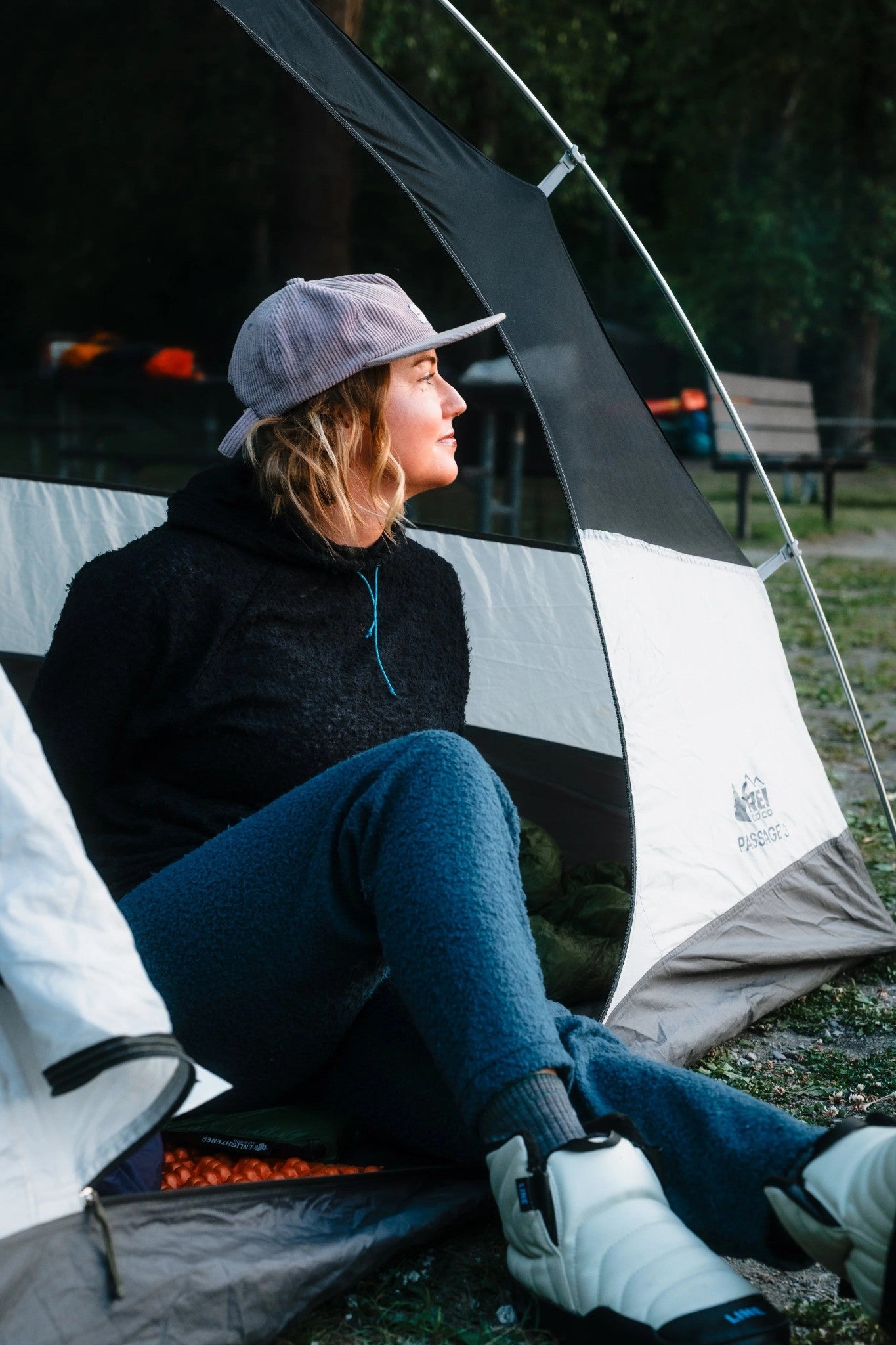FarPointe Outdoor Gear TecnoWool Cruiser テクノウールクルーザー Black をテント前で着用しているイメージ（公式画像） - 山道具とULギアのお店 Ascend Lite