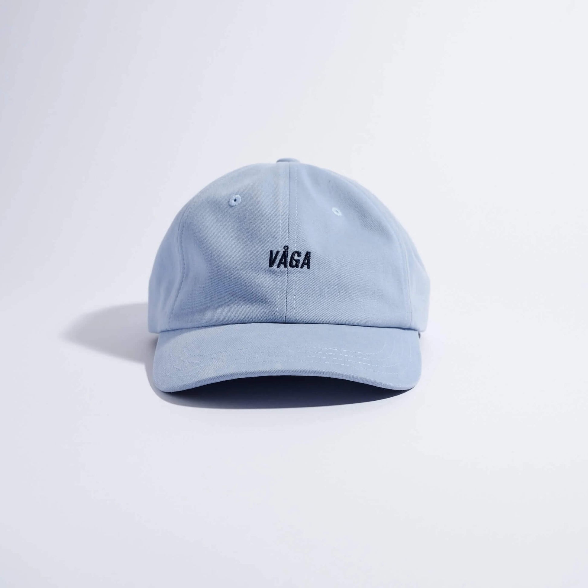 VAGA Washed Cotton Cap ウォッシュドコットンキャップ ポスタルブルー 正面（公式画像） - 6パネルのクラウンと通気アイレット、フロント中央の紺色の刺繍VAGAロゴ - 山道具とULギアのお店 Ascend Lite