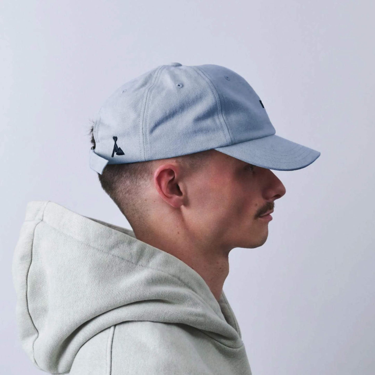 VAGA Washed Cotton Cap ウォッシュドコットンキャップ ポスタルブルー 着用イメージ 真横（公式画像） - 前下がりのつばのカーブと横から見たクラウンの高さ、サイドの山型ロゴ - 山道具とULギアのお店 Ascend Lite