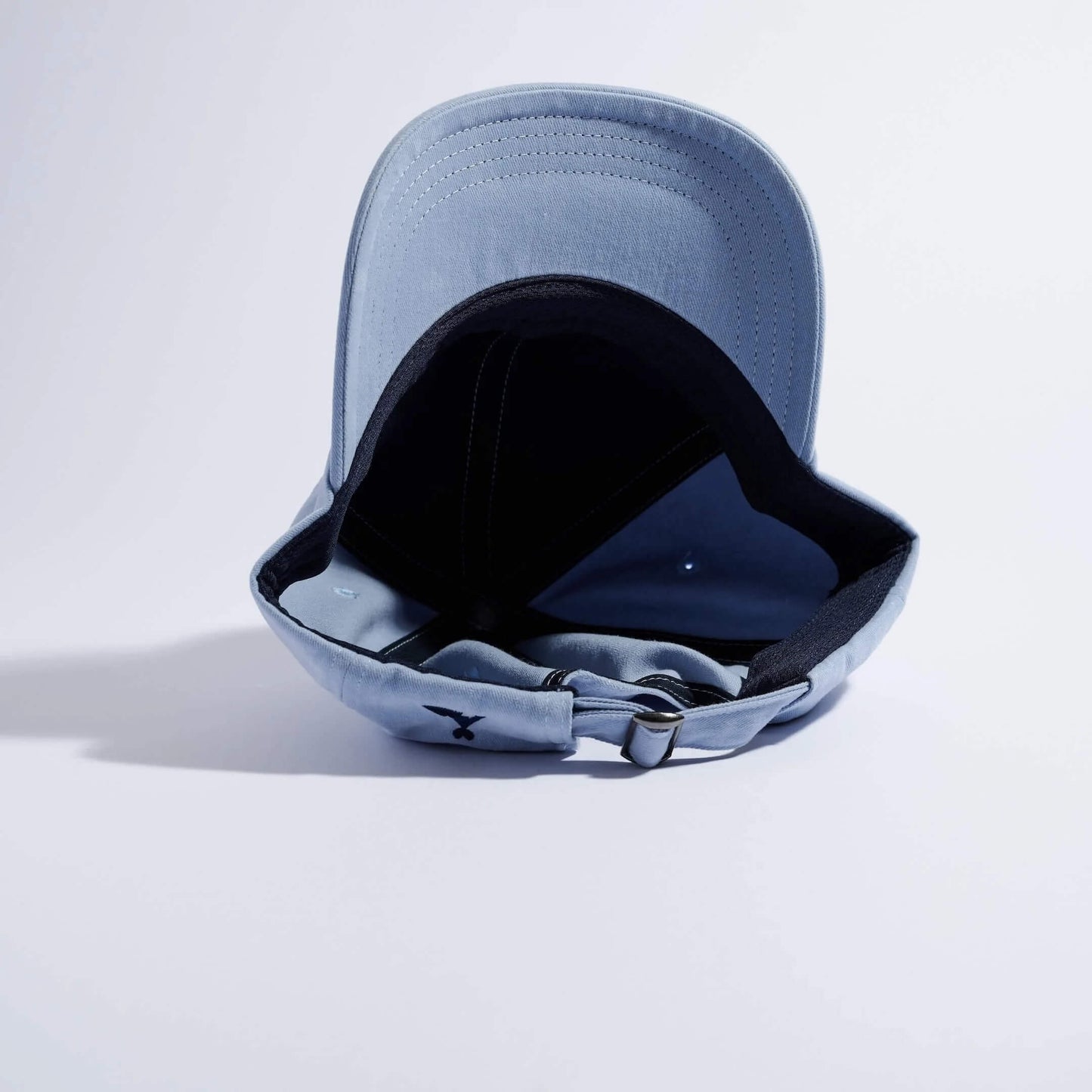 VAGA Washed Cotton Cap ウォッシュドコットンキャップ ポスタルブルー 内側（公式画像） - つば裏のステッチ、紺色の吸汗ヘッドバンド、後ろのメタルバックルと山型ロゴ - 山道具とULギアのお店 Ascend Lite