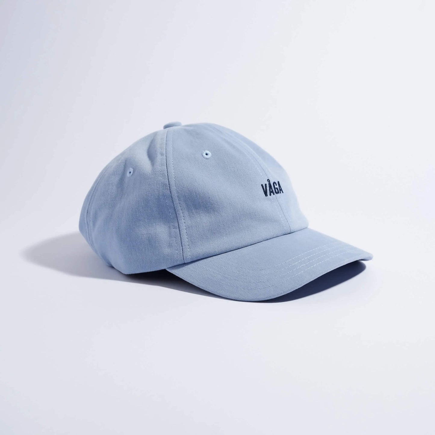 VAGA Washed Cotton Cap ウォッシュドコットンキャップ ポスタルブルー 斜め前（公式画像） - ウォッシュ加工されたコットン生地の風合いと、ゆるやかにカーブしたつば - 山道具とULギアのお店 Ascend Lite